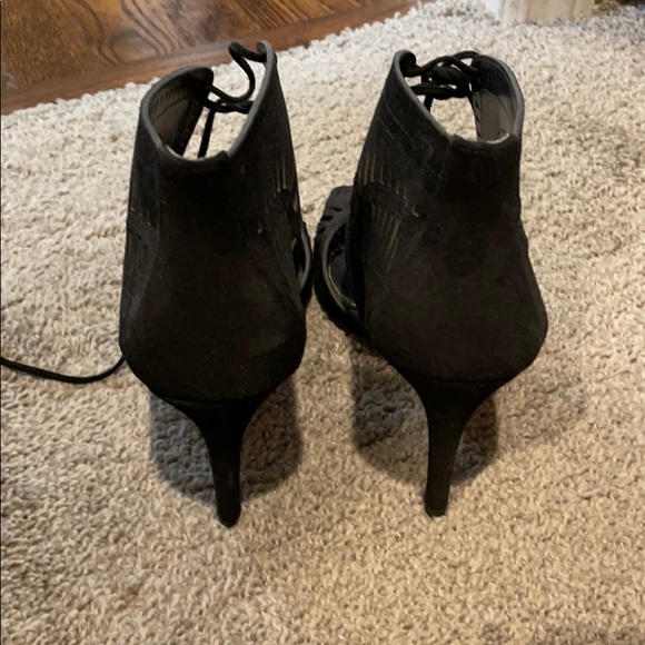 Ivanka Trump blk front tie heels - Picture 3 of 4